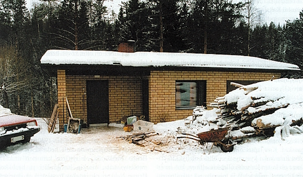 Saunarakennuksen edustalla lumessa oli vähäisiä verijälkiä. Lumikerroksen alta paljastui lisää verijälkiä.jpg