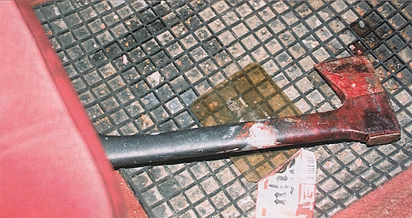 Pakoauton jalkatilasta löytyi Tonin käyttämä kirves.jpg
