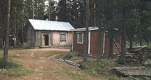 Ulkopuolinen saattoi luulla, että Kainismäen piha oli hylätty paikka.jpg