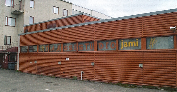 Tanssistudio Jamin piha syyskuussa 2008. Täältä Eveliina lähti kotimatkalle.jpg