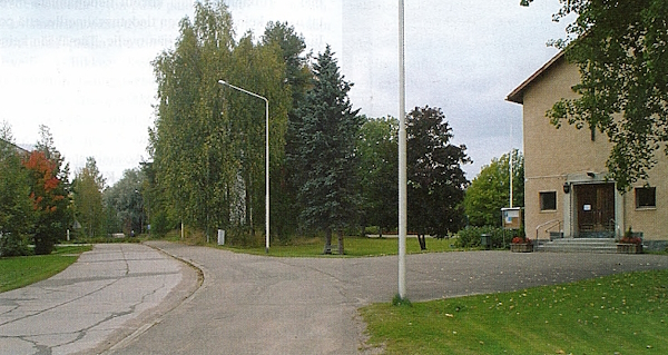 Nuorten kohtaamispaikka Imatrankosken kirkon luona. Kuvattu syyskuussa 2008.jpg