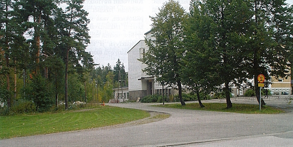 Pyörätien kaarre Sulkukujalle, vieressä Kosken koulu. Kuvattu syyskuussa 2008.jpg