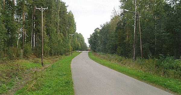 Tapahtumapaikka syyskuussa 2008. Valaistusta on parannettu ja pyörätien pientareita maisemoitu..jpg