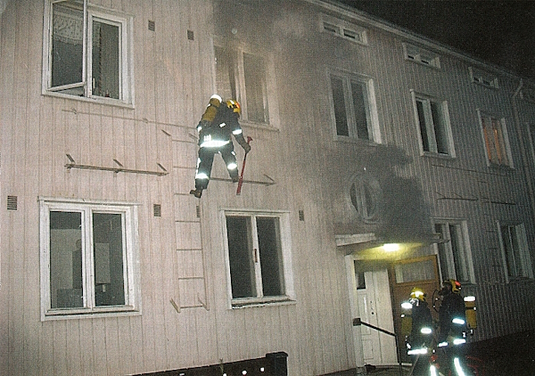 Palokunta pelastamassa vanhaa puutaloa.jpg