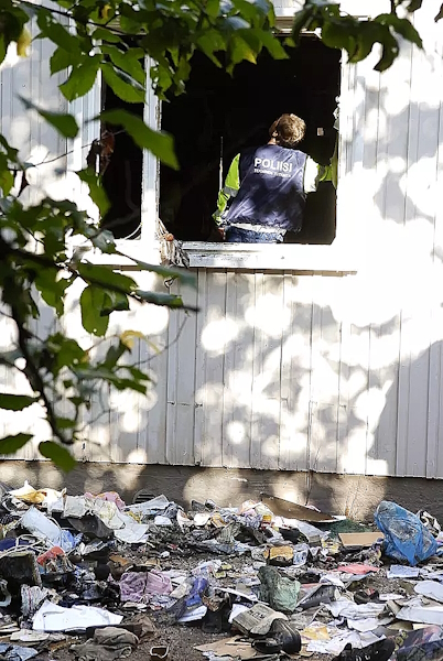 Poliisin tekninen tutkintaryhmä tutki pahoin palanutta asuntoa, josta löytyi kaksi kuollutta ihmistä.jpg