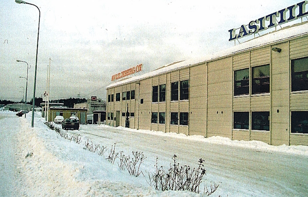 Uhrin auto seisoi Lautamiehentien edustalla ja peittyi vähitellen lumeen.jpg