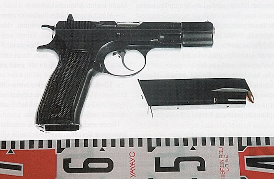Sellon surmissa käytetty CZ 75 -merkkinen yhdeksän millimetrinen pistooli, johon Ibrahimilla ei ollut hallussapitolupaa.jpg