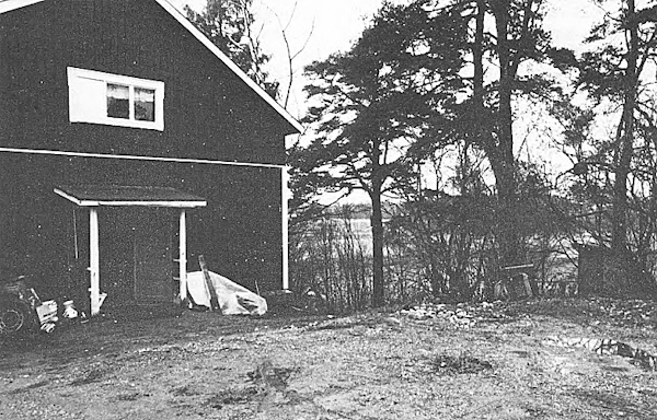 Lingonbackan tilan pihamaa. Oikealla ulkokäymälä, mistä Vesku aamulla 25.10.1981 kannettiin sisälle.jpg