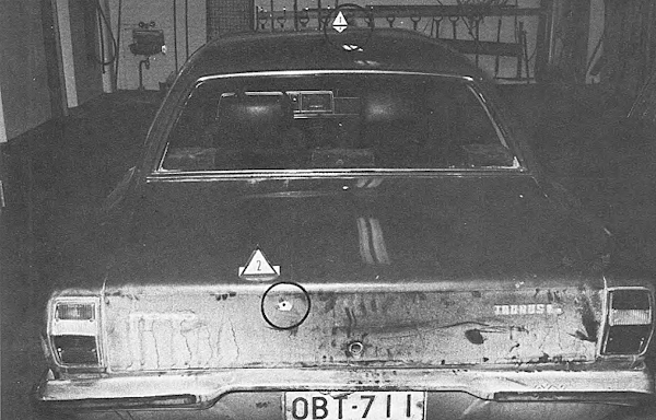 Pakovälineenä käytetty Taunus oli anastettu samana aamuna Kuusitieltä. Autoon on osunut kaksi luotia — toinen on raapaissut kattoa, toinen uponnut tavarasäiliöön.jpg