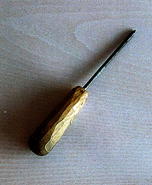 Rassi, jolla potilas iski ylilääkäri Winqvistiä kuolettavasti rintaan 4. syyskuuta 1916.jpg