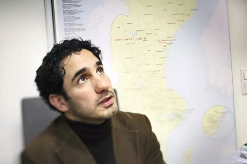 Ruotsin kuntaministeri Ardalan Shekarabi työhuoneessaan. Hänen katsotaan usein kuuluvan sosiaalidemokraattisen puolueen oikeaan laitaan. (KUVA: MAGNUS LAUPA)