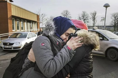 Syksyllä 2015 Ruotsiin tuli lyhyessä ajassa kymmeniätuhansia turvapaikanhakijoita. Sarah Abdul pakeni sotaa Syyrian Homsista. Abdul kohtasi perheenjäsenensä maahanmuuttoviraston edessä Malmössä marraskuussa 2015. Ruotsi kiristi syksyn mittaan maahanmuuttopolitiikkaansa tuntuvasti. (KUVA: MAGNUS LAUPA)