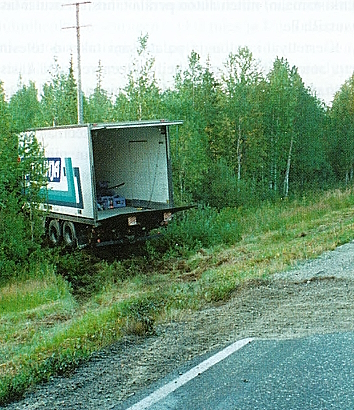 Törmäyksen jälkeen piennarojaan suistunut kuorma-auto.jpg