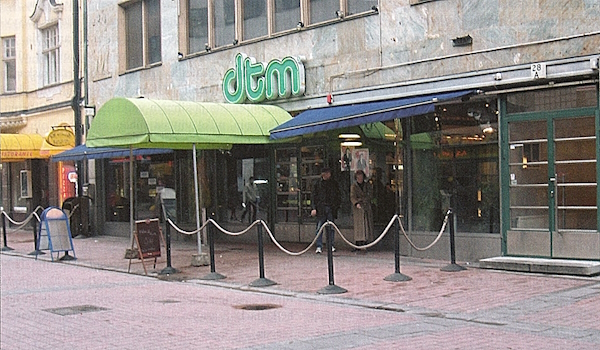 Kolmikko lähti ravintola DTM.stä jatkoille Tikan asuntoon.jpg
