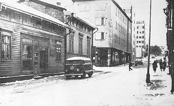 Talvinen Puutarhakatu. Vasemmalla olevassa talossa sijaitsi liikemies Ruuhilehdonn liike ja hänen sininen VW-pakettiautonsa.jpg