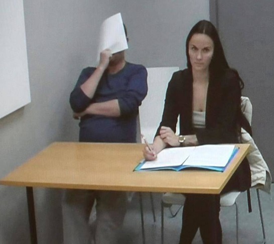 Päijät-Hämeen käräjäoikeus vangitsi 33-vuotiaan lahtelaismiehen maanantaina. Vieressä on avustaja Iida Blom. Kuva Nina Räty.
