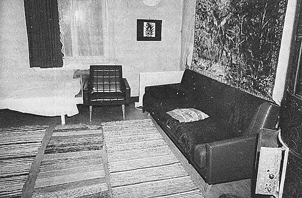 Nyman surmattiin punatukka-Caritan kamarissa. Vasemmalla näkyvän vuoteen alla ruumista säilytettiin monta päivää surmatulta anastettuja rahoja ryypättäessä.jpg
