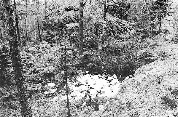 Törkyinen kalliolouhoslammikko, josta Kalen ruumiinosat löytyivät vuodevaatteilla ja kivillä peitettynä.jpg
