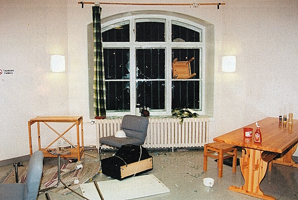 Ikkunaan lennähtänyt tuoli.jpg