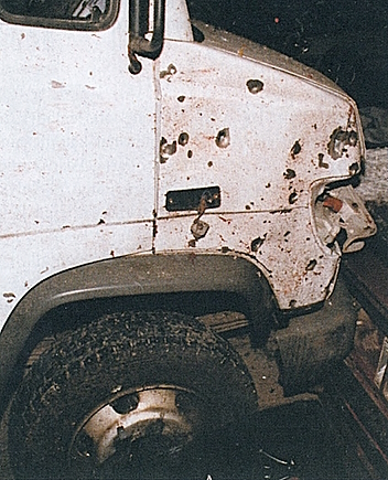 Sirpaleiden aiheuttamia jälkiä Mercedes-Benz -pakettiauton etuosassa.jpg
