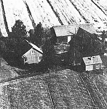 Saarisen tilan rakennukset.jpg