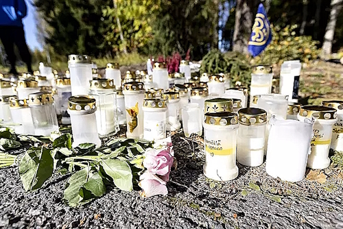Kynttilämeri kertoo uhrin olevan monen muistoissa.jpg