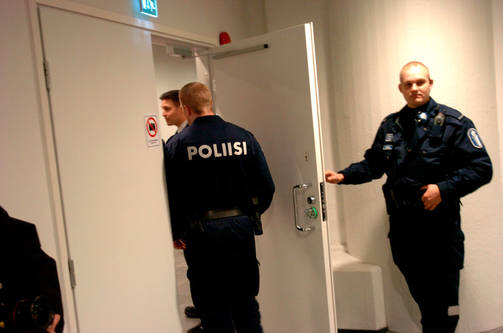 Turvatoimet oikeudenkäynnissä Helsingin käräjäoikeudessa talvella 2004-2005 olivat tiukat. Oikeus kokoontui turvasalissa, johon ei laskettu kuvaajia. (JARNO JUUTI)