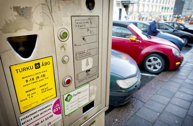 Turun kaupungilla työskennelleiden henkilöiden epäillään varastaneen ja kavaltaneen pysäköintimittarien tuottoja. Kuvan mittari liittyy tapaukseen.