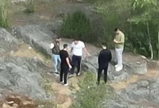 Epäillyn ryhmän neuvottelu kalliolla. Rikoksesta epäillyt ovat enimmäkseen Turkin ja Syyrian kansalaisia. Kuva: Helsingin poliisilaitos.