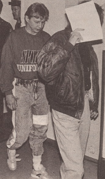 Kasvojaan peittelevä ujohko heppu on Reijo Kuoksa ja hänen takanaan Hannu Räsänen. Kuva Alibi 12/1988.