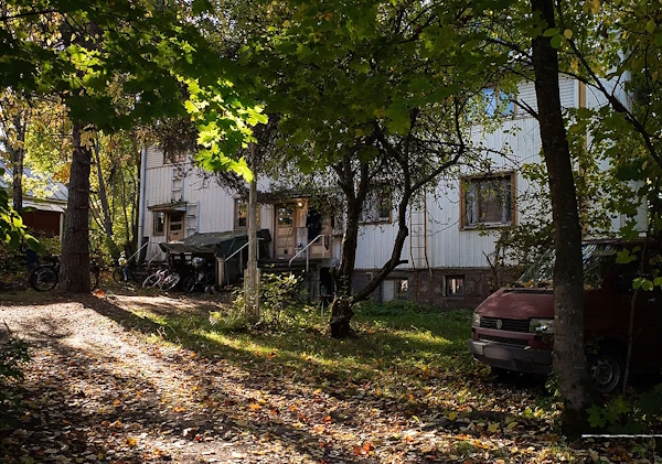Poliisi löysi kuolleen miehen taposta epäillyn miehen asunnon pihapiiristä 27. syyskuusta.jpg