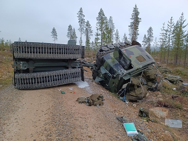Telakuorma-auto on kaatunut tiellä nurin ja sen vaunu on katollaan ojassa.jpg