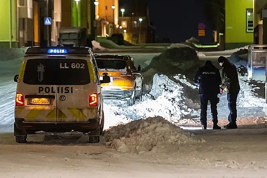 Poliisi tutki kerrostaloaluetta Sankarinkadulla Kemissä.jpg