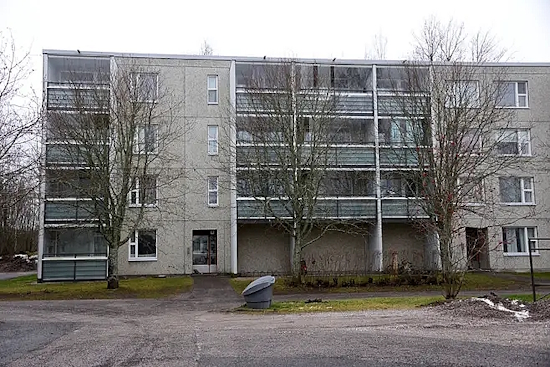 Tässä kerrostalossa poliisi on ollut viime aikoina tuttu näky.jpg