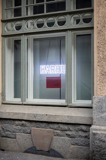 Paikka on huomaamaton eikä sisään ohjaa mikään kyltti, vain pieni lappu ikkunassa.jpg