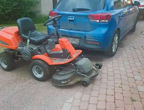 Yrittäjä esti puolisoaan lähtemästä ajamalla ruohonleikkurin tämän auton eteen.jpg