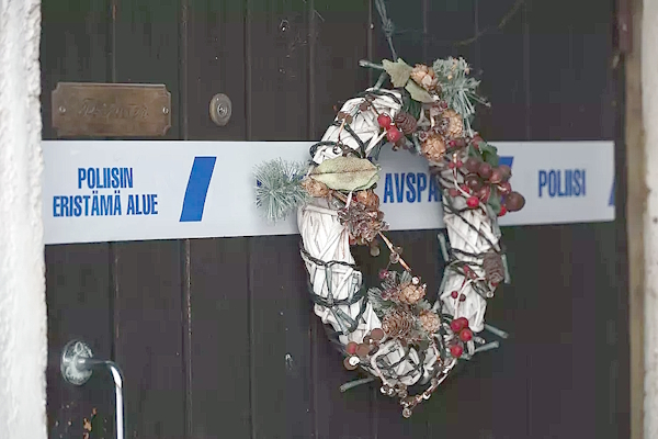 Poliisin eristysnauha henkirikoksesta epäillyn miehen asunnon ovessa tiistaina 10. joulukuut.jpg