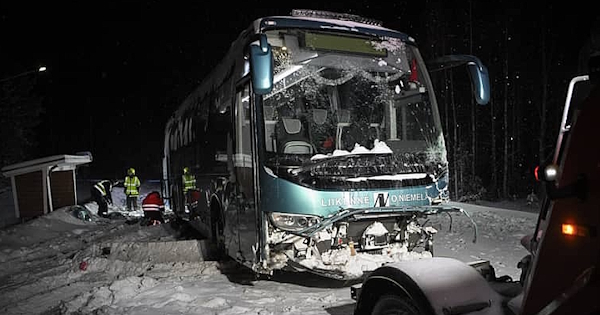 Onnettomuudessa oli osallisena 37 henkilöä, joista 2 kuoli ja muutama loukkaantui vakavasti.jpg