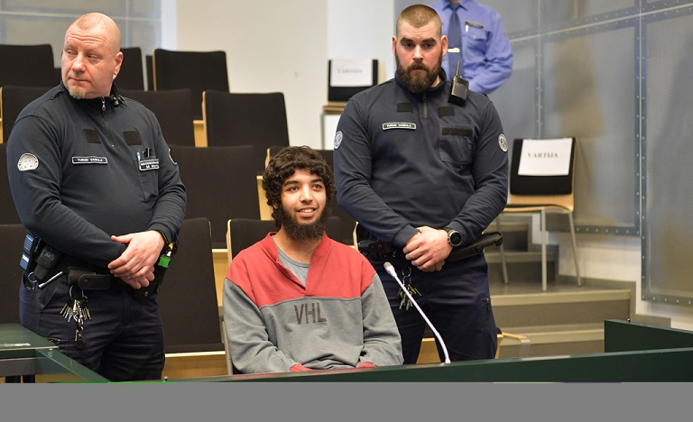Kuvassa keskellä kaikkien vasemmistolaisten (ml. Vihreiden) jumaloima ählämi. Vierellään rasistisia natsivartijoita. Kuva Iltalehti.
