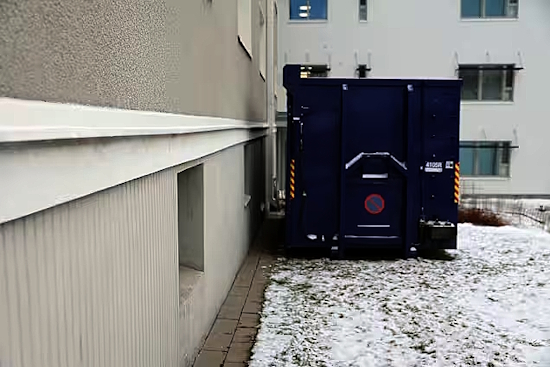 Vanhus oli pudonnut seinän ja kuormalavan väliin.jpg