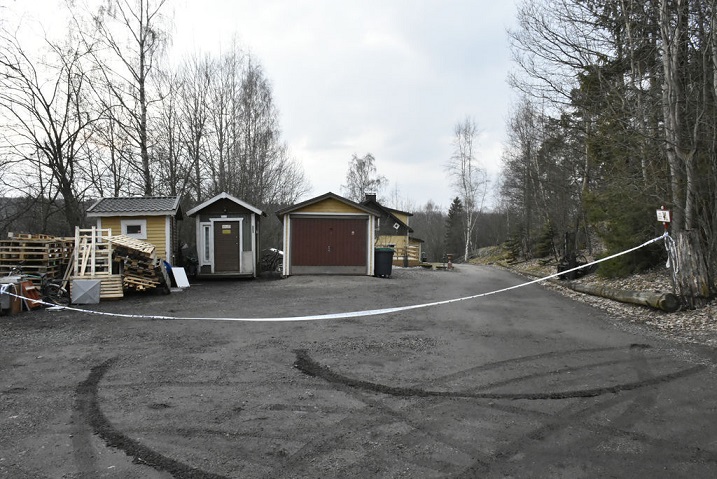 Poliisin sulkunauhat estivät pääsyn tontille vielä maanantai-iltana. (IL)