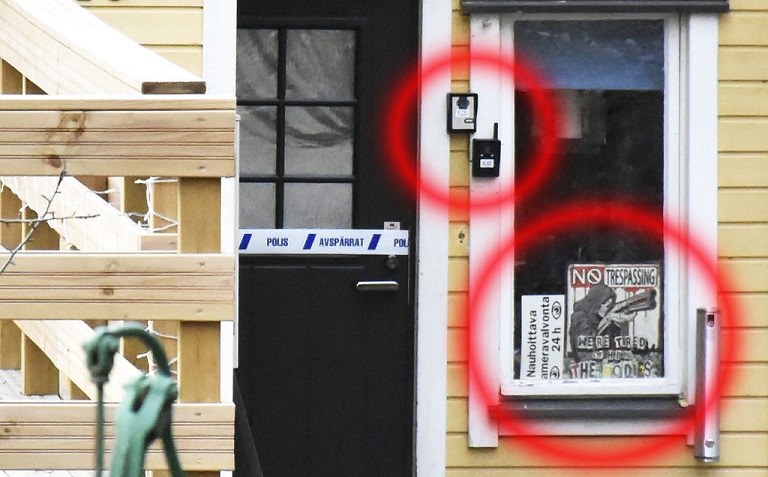 Talon sisäänkäynnin pielessä on kaksi ovikameraa. Ikkunakyltit varoittavat tallentavasta kameravalvonnasta. (IL)