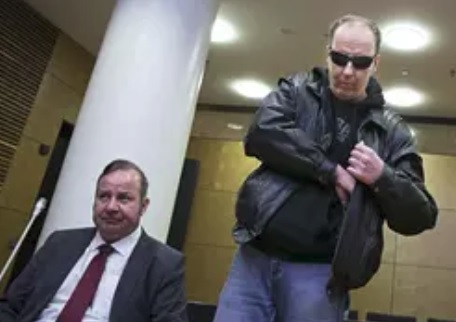Tätä nykyä lyhythiuksinen Michael Penttilä hovioikeudessa avustajansa Kari Erikssonin kanssa maaliskuussa. ”Hyvää kevättä kaikille!” syyttömyyttään vakuutellut Penttilä toivotteli salissa istunnon päätteeksi. (KUVA: JOONAS SALO)