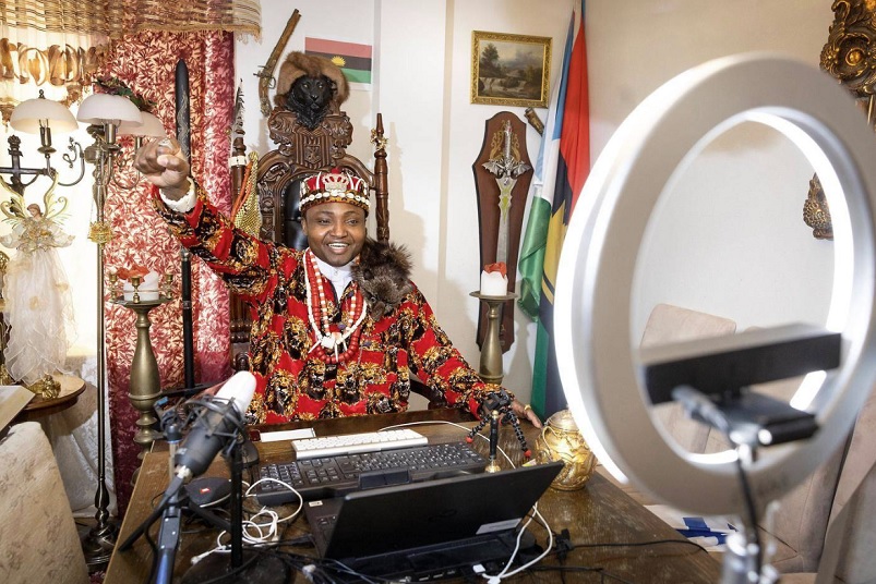 Lahtelais-nigerialainen Simon Ekpa ohjasi biafralaisten toimintaa Lahden kodissaan kuvatuilla nettivideoilla. Hän kertoo olevansa Biafran pakolaishallituksen ”pääministeri”. MIRJA HUSSAIN