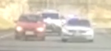 Ei edes yritä estää takana tulevaa poliisiautoa?