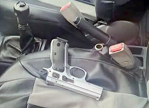 Teossa käytetty pistooli löytyi miehen autosta kiinnioton yhteydessä.jpg