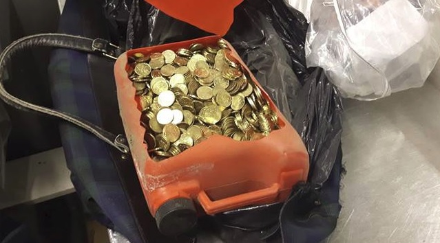 Kavallettuja kolikoita oli piilotettu esimerkiksi kanistereihin. Kuva poliisi.
