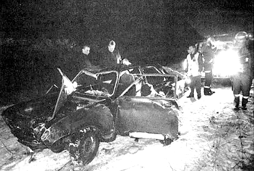 Onnettomuusauto nostettuna joesta.jpg