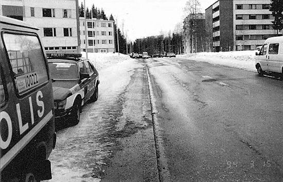 Katu oli autio. Talojen asukkaat on evakuoitu. Taustalla sulutus, ambulanssit ja lehdistö.jpg