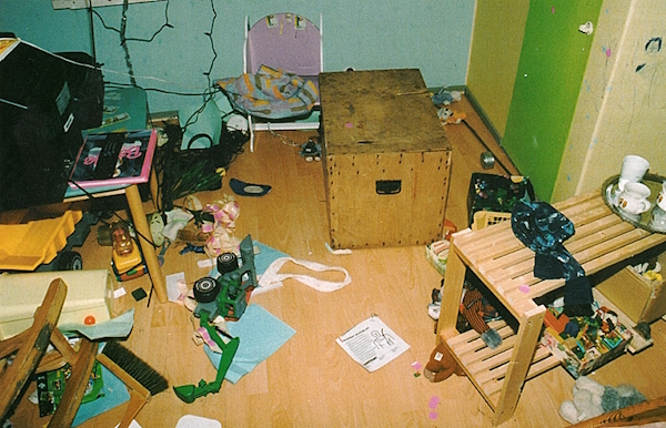 Lastenhuone ja arkku, josta äiti ilmoitti löytäneensä lapset.jpg